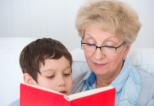 Bénévole aidant un enfant à lire