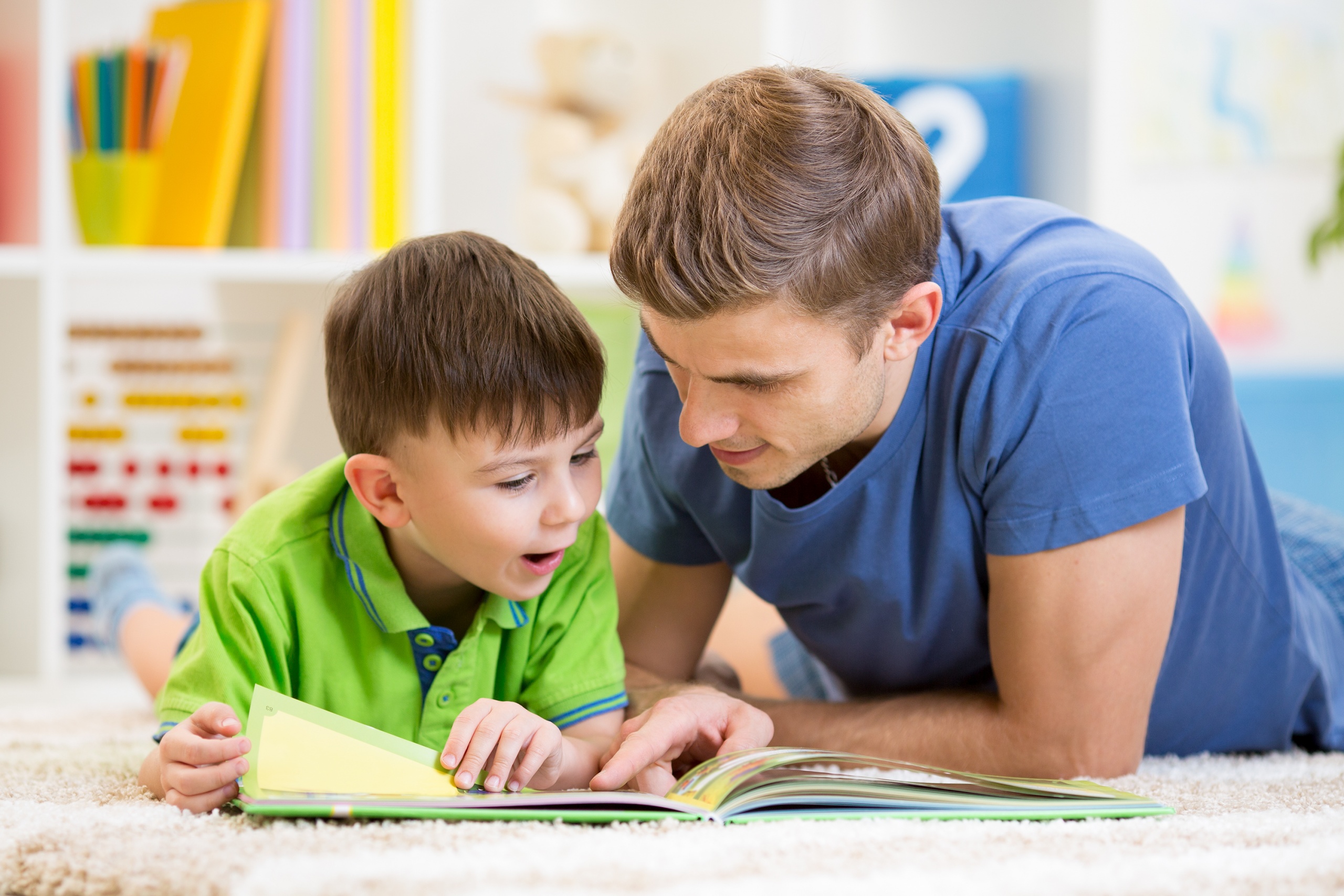 Enfant avec son père lisant un livre