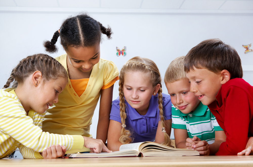 Enfants qui regardent un livre