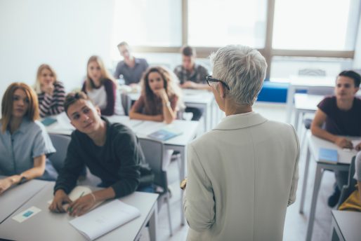 Femme qui enseigne dans une classe