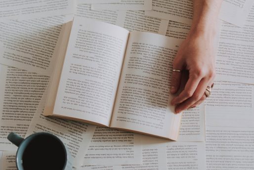 femme qui lit un livre