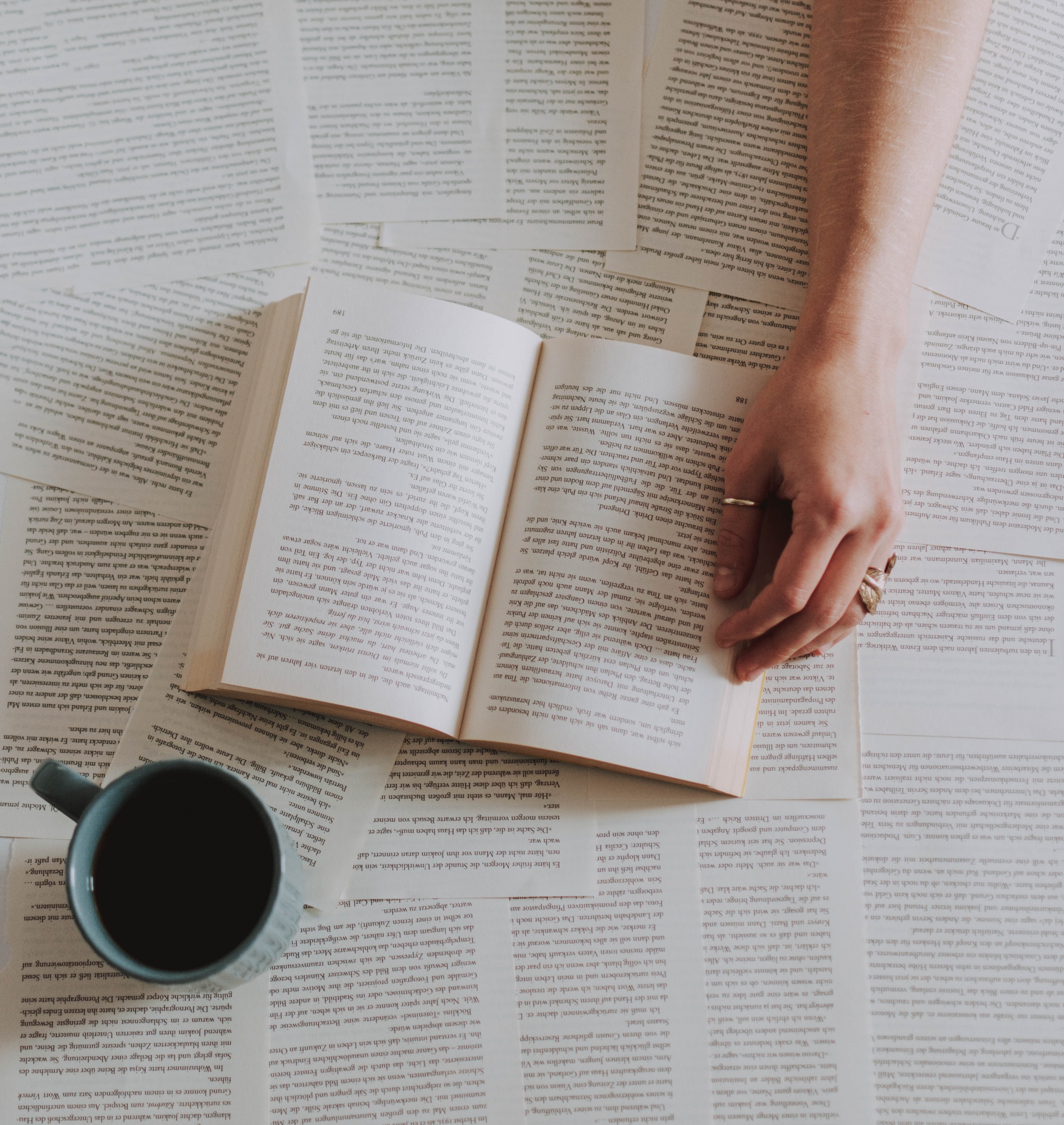 femme qui lit un livre