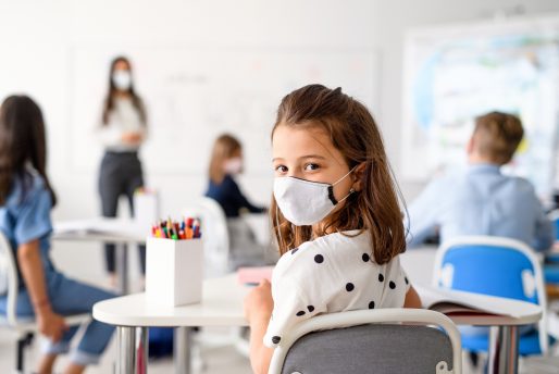 Enfant avec un masque