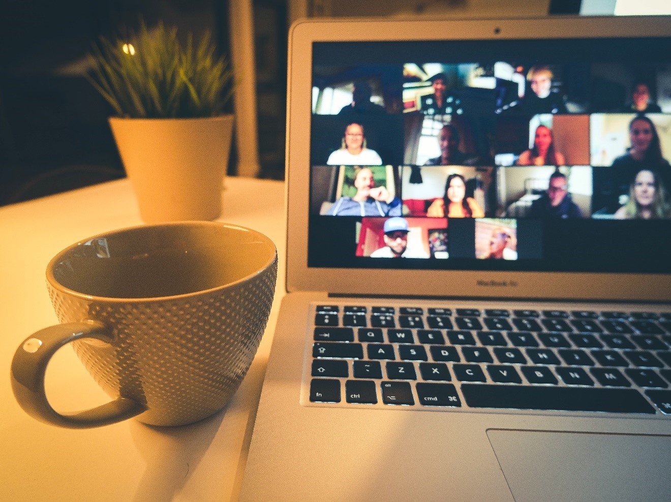 bureau avec ordinateur et tasse de café