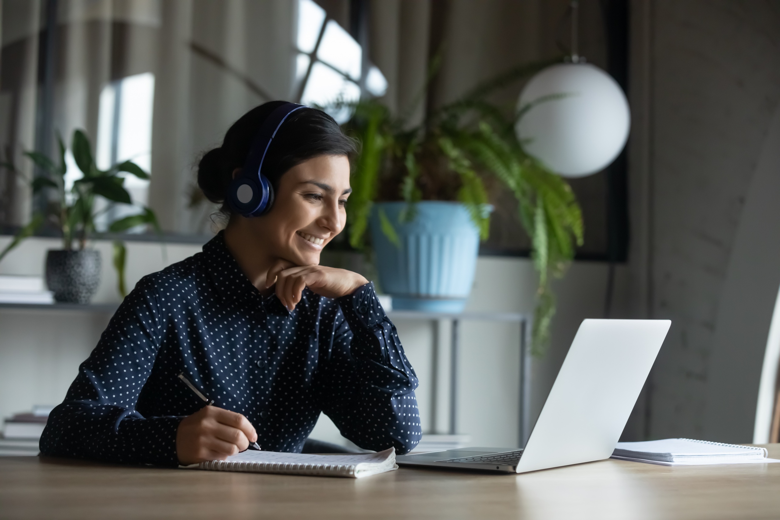 Femme qui assiste à un webinaire