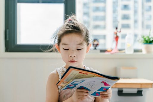 Petite fille qui lit un livre