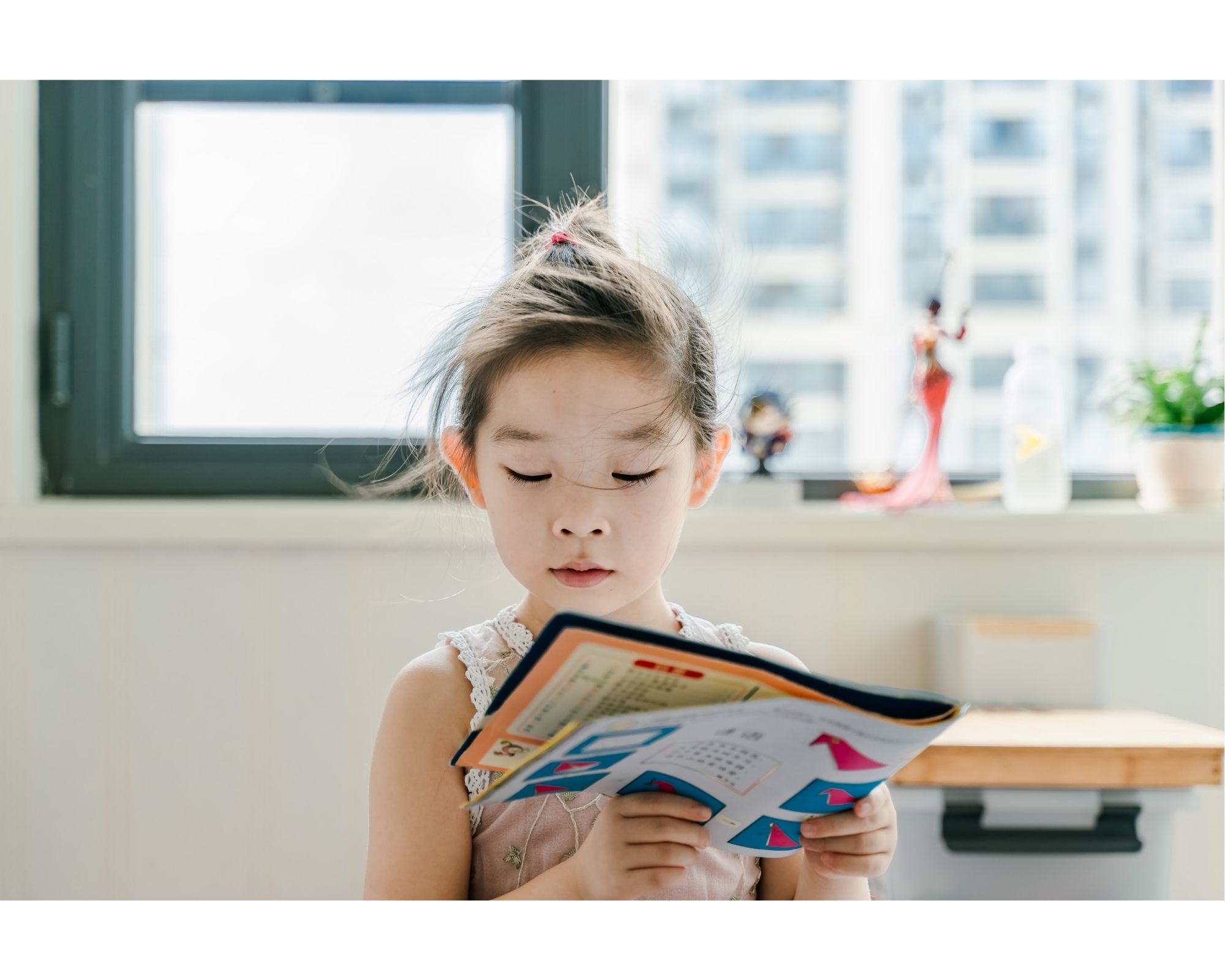 Petite fille qui lit un livre