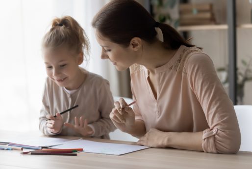 Femme qui aide un enfant pour les devoirs